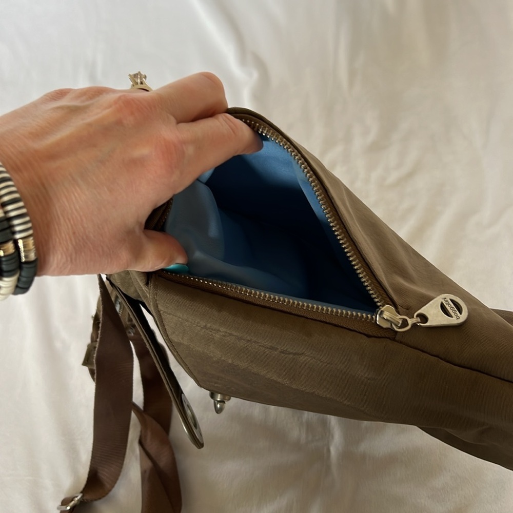 Baggalini large crossbody bag with adjustable strap and laptop sleeve - Picture 7 of 9